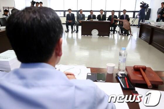 본문 이미지 - 새정치민주연합 공천관리위원회가 28일 오후 서울 여의도의 한 빌딩에서 실시한 7.30 재보선 공천신청자들의 면접에서 예비후보들이 출마의 변을 밝히고 있다. 오른쪽부터 천정배, 이선근, 이근우, 김병원, 김명진, 기동민. 2014.6.28/뉴스1 © News1 이광호 기자