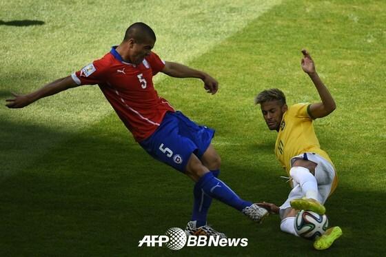 본문 이미지 - 칠레 축구대표팀의 프란시스코 실바(왼쪽)와 브라질의 네이마르가 29일(한국시간) 브라질 벨루오리존치의 미네이랑 경기장에서 열린 2014 브라질 월드컵 16강 브라질과 칠레의 경기에서 볼 경합을 벌이고 있다. © News1 