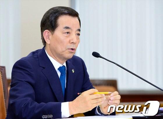 본문 이미지 - 한민구 국방부 장관 후보자가 29일 오전 서울 여의도 국회 국방위원회 전체회의실에서 열린 인사청문회에서 질의에 답하고 있다.이날 한 후보자는 