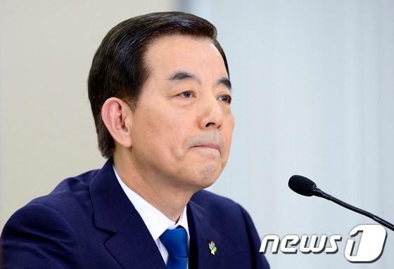 본문 이미지 - 한민구 국방부 장관 후보자가 29일 오전 서울 여의도 국회 국방위원회 전체회의실에서 열린 인사청문회에서 질의에 답하던 중 입술을 깨물고 있다.이날 한 후보자는 