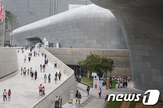 본문 이미지 - 시민들과 외국인 관광객들이 DDP를 둘러보는 모습. 2014.6.29/뉴스1 ⓒ News1
