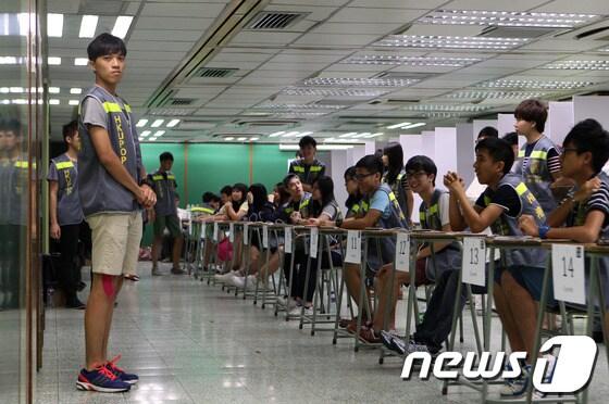 본문 이미지 - 비공식 국민투표 자원봉사자들이 29일&#40;현지시간&#41; 투표소에서 유권자들을 기다리고 있다. © AFP=뉴스1 