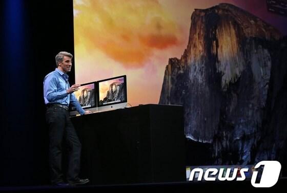 본문 이미지 - 크레이그  페데리기 애플 소프트웨어 엔지니어링 부문 선임 부시장이  2일(현지시간) 샌프란시스코 모스코니 센터에서 열린 세계개발회의(WWDC)에서 매킨토시(Mac)용 최신 OS 체제인 '요세미티'(Yosemite)를 선보이고 있다. © 로이터=뉴스1  