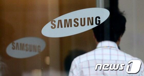 본문 이미지 - 삼성그룹의 실질적인 지주회사 역할을 맡고 있는 삼성에버랜드가 내년 1분기 상장 추진의사를 밝힌 3일 오전 서울 삼성전자 서초사옥으로 직원들이 오가고 있다. 삼성에버랜드는 상장을 통해 지난해 재편된 사업 부문들의 사업경쟁력을 조기 확보해 글로벌 패션·서비스기업으로 도약할 계획이라고 밝혔다. 2014.6.3/뉴스1 © News1   박지혜 기자