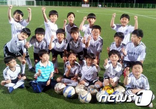 본문 이미지 - 강원 정선군 유소년 축구단 아리랑 FC. (사진제공=정선군) 2014.6.3/뉴스1 © News1   하중천 