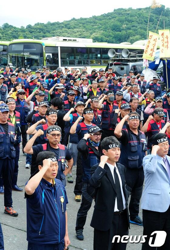 본문 이미지 - 전북 버스노조 진기승씨의 사망소식이 전해진 3일 오후 노총 공공운수노조 전북지역 버스지부 조합원들이 전주시 팔복동 신성여객 앞에서 책임자 처벌과 사측의 사과를 촉구하며 승무거부투쟁을 하고 있다. 진씨는 2012년 직장폐쇄에 맞서 파업투쟁을 벌이다 해고됐으며 지난 4월30일 회사에서 자살을 기도해 뇌사 상태에 빠진 지 33일만인 이달 2일 오후 9시5분께 숨을 거뒀다.2014.6.3/뉴스1 © News1   김대웅 기자