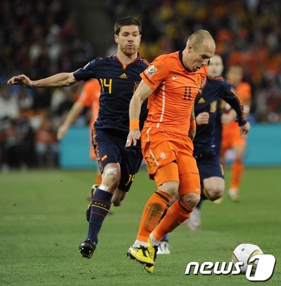 본문 이미지 - 네덜란드 축구대표팀의 아르엔 로벤(오른쪽).© AFP=News1   