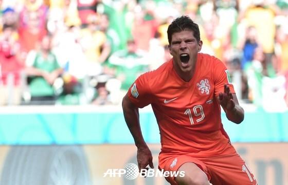 본문 이미지 - 네덜란드의 클라스 얀 훈텔라르가 30일&#40;한국시간&#41; 벌어진 2014 브라질 월드컵 16강 멕시코와의 경기에서 후반 종료 직전 페널티킥으로 역전골을 성공시킨 후 포효하고 있다.© AFP BBNews=News1 