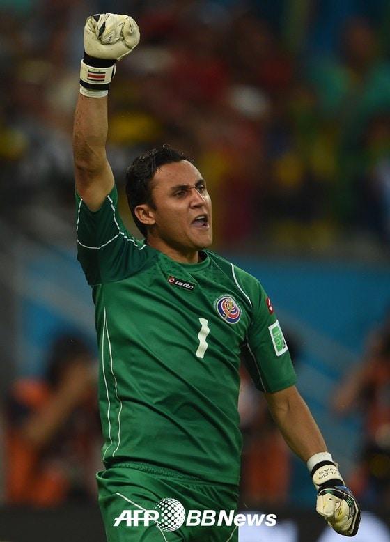 본문 이미지 - 코스타리카의 케일러 나바스 골키퍼가 30일&#40;한국시간&#41; 벌어진 2014 브라질 월드컵 16강 그리스와의 경기에서 승부차기 선방을 기록한 후 환호하고 있다. © AFP BBNews=News1