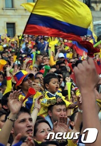 본문 이미지 - 콜롬비아-우루과이 경기를 보고 있는 콜롬비아 축구팬©AFP= News1   이혜림 기자