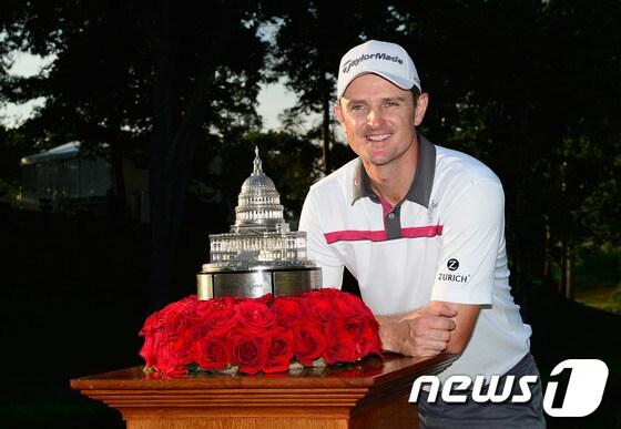 본문 이미지 - 잉글랜드의 저스틴 로즈가 30일(한국시간) 미국 메릴랜드주 콩그레셔널 골프장(파71·7569야드)에서 벌어진 미국프로골프(PGA)투어 퀴큰 론스 내셔널(총상금 650만달러)에서 우승을 차지했다.© AFP=News1 