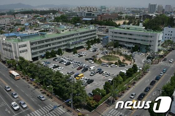 본문 이미지 - 전북 익산시가 코로나19 정부 지원에서 제외된 시설 1000곳을 대상으로 시설당 60만원의 재난지원금을 지급한다./뉴스1