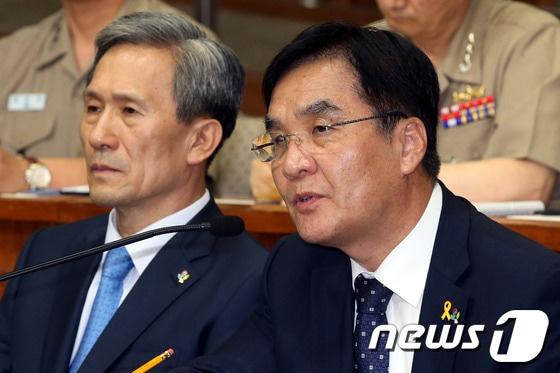 본문 이미지 - 강병규 안행부 장관이 30일 오전 서울 여의도 국회에서 열린 세월호 국정조사 특별위원회 기관보고에 출석해 의원들의 질의에 답변하고 있다. 왼쪽은 김관진 국방부장관. 2014.6.30/뉴스1 © News1   이광호 기자