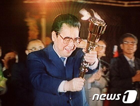 본문 이미지 - 1990년 중국 베이징에서 열린 아시안게임에 참석한 리펑 전 중국 총리. ©AFP=뉴스1 