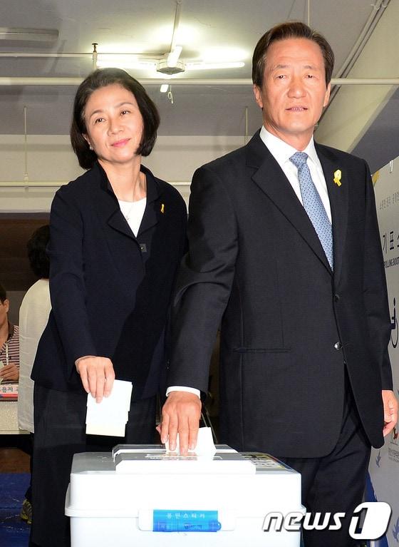 본문 이미지 - 정몽준 새누리당 서울시장 후보가 4일 오전 서울 사당동 동작 삼성래미안 아파트 제6 투표소에서 부인 김영명 여사와 함께 투표를 하고 있다. 2014.6.4/뉴스1 © News1   손형주 기자