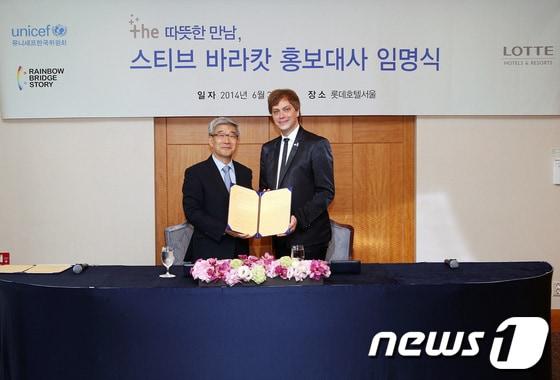 본문 이미지 - 송용덕 롯데호텔 대표(왼쪽)과 스티브 바라캇(오른쪽).(사진제공=롯데호텔)© News1  