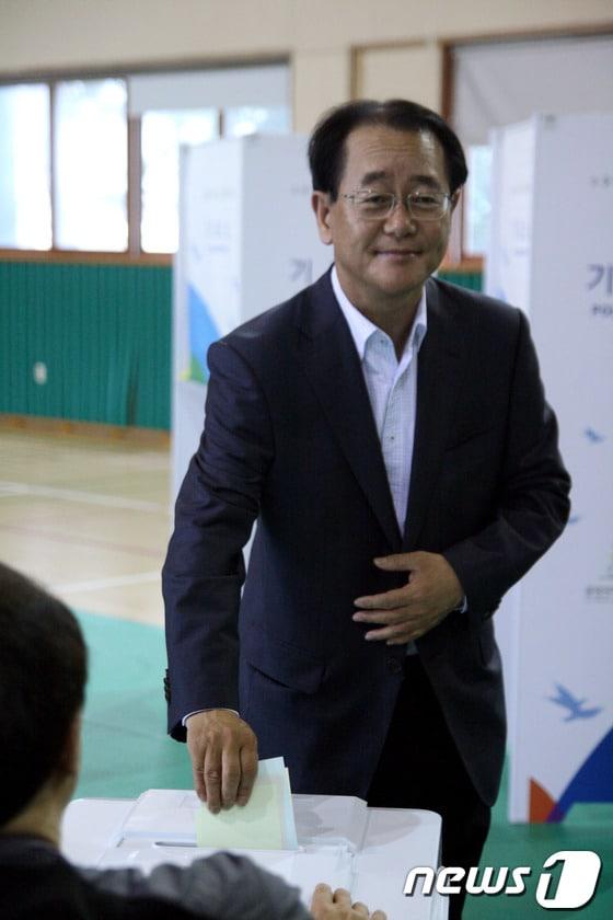 본문 이미지 - 6·4지방선거 당일인 4일 채용생 새누리당 속초시장 후보가 오전 9시 청호동제1투표소인 청호초등학교를 찾아 투표를 하고 있다. 2014.6.4/뉴스1 © News1   엄용주 