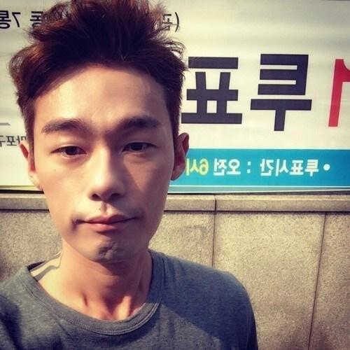 본문 이미지 - 허지웅이 투표 인증샷을 공개했다. © 허지웅 트위터  