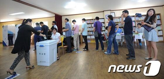 본문 이미지 - 6·4지방선거일인 4일 광주 풍암동 주은모아아파트 4투표소에는 시민들이 길게 줄을 서서 투표하고 있다. 2014.6.4/뉴스1 © News1   김태성 기자