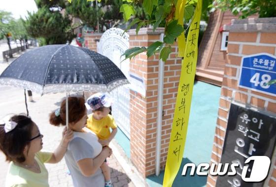 본문 이미지 - 세월호 참사로 큰 고통을 받고 있는 안산 시민들이 4일 안산유치원에 마련된 제4투표소로 들어가고 있다. 선관위는 세월호 참사 여파로 애초 단원고등학교로 지정했던 제4투표소를 이 곳으로 변경했다.2014.6.4/뉴스1 © News1   이동원 기자
