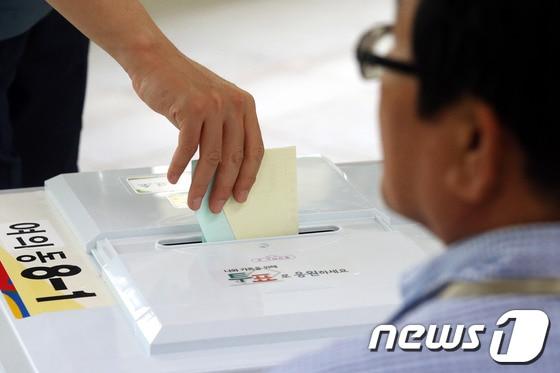 본문 이미지 - 제6회 전국동시지방선거일인 4일 오전 서울 영등포구 여의도초등학교에 마련된 여의동 제1투표소에서 유권자들이 소중한 한표를 행사하고 있다. 2014.6.4/뉴스1 © News1   이광호 기자