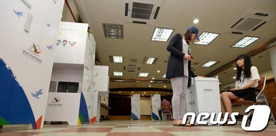 본문 이미지 - 투표소를 찾은 유권자가 투표를 마치고 있는 모습. © News1   정회성 기자