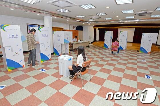 본문 이미지 - 6회 전국동시지방선거를 맞은 4일 오전 경기도 과천시 과천동 제1투표소가 한산한 모습을 띄고 있다.중앙선거관리위원회는 이날 오후 2시 기준 전국투표율이 지난 2010년 치러진 5회 지방선거보다 4.2% 높은 42.5%를 기록했다고 발표했다.2014.6.4/뉴스1 © News1   정회성 기자