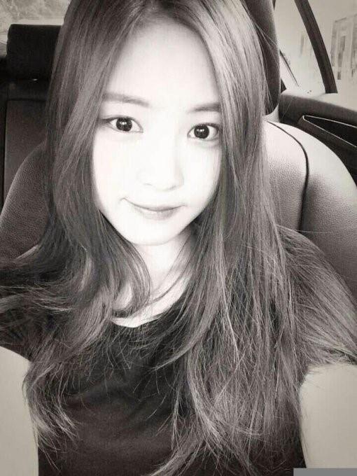 본문 이미지 - 걸그룹 에이핑크 손나은이 생애 첫 투표권을 행사했다. © 손나은 트위터 