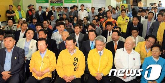 본문 이미지 - 제6회 전국동시지방선거 투표날인 4일 오후 6시 투표마감 후 방송사들의 출구조사 결과 무소속 강운태 광주시장 후보가 새정치민주연합 윤장현 후보에 크게 밀리는 것으로 나타나자 강 후보 캠프측이 망연자실한 모습이다.2014.6.4/뉴스1 © News1   송대웅 기자