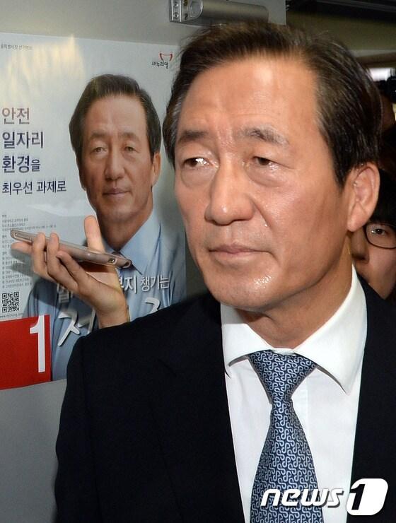 본문 이미지 - 정몽준 새누리당 서울시장 후보가 4일 저녁 서울 여의도 선거캠프 사무실에서 출구조사 방송 시청을 마친 뒤 캠프를 나서고 있다.지방파 3사의 출구조사결과 서울시장 선거에서 박원순 새정치민주연합 후보가 54.5%의 득표율로 정몽준 새누리당 후보에게 앞설 것으로 예측됐다. 2014.6.4/뉴스1 © News1   허경 기자