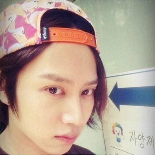 본문 이미지 - 김희철이 투표 인증샷을 올린 가운데 여자친구에 대한 관심이 뜨겁다. © 김희철 인스타그램 