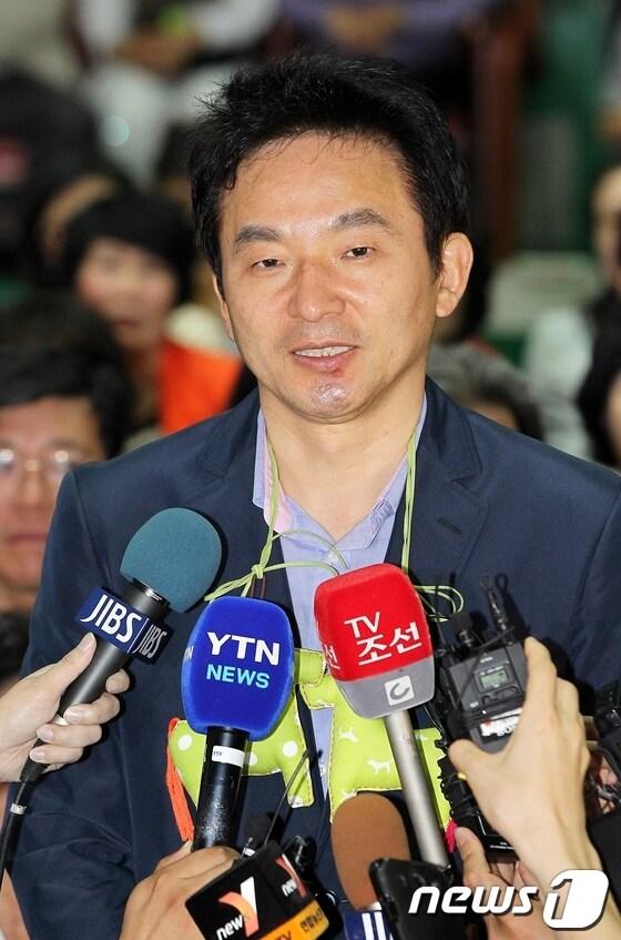 본문 이미지 - 원희룡 제주지사 후보가 제주시 연동의 선거캠프에서 인터뷰를 하고 있다. © News1 이상민 기자   