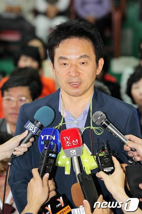 본문 이미지 - 새누리당 원희룡 제주지사 후보가 4일 오후 제주시 연동 선거캠프에서 당선이 확실시되자 취재진에게 심경을 밝히고 있다. 원 후보는 