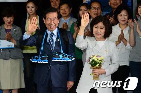 본문 이미지 - 박원순 새정치민주연합 서울시장 후보가 5일 오전 당선이 확실시 되자 서울 종로5가 선거사무소에서 부인 강난희 여사와 함께 손을 흔들어 인사하고 있다. 2014.6.5/뉴스1 © News1   양동욱 기자