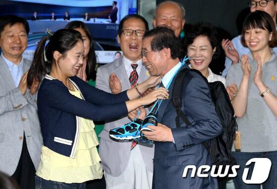 본문 이미지 - 박원순 새정치민주연합 서울시장 후보가 5일 새벽 서울 종로 선거 캠프에서 자원봉사자에게 배낭과 운동화를 받고 있다. 2014.6.5/뉴스1 © News1   박정호 기자