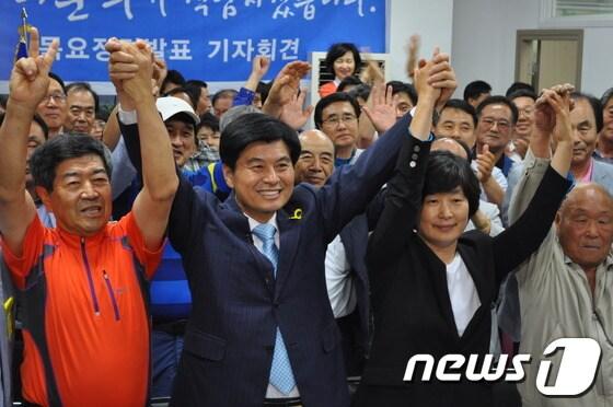 본문 이미지 - 이춘희 후보가 당선 인터뷰를 마치고 지지자들과 두손을 들고 기뻐하고 있다.사진=2014.6.5.신현구© News1  