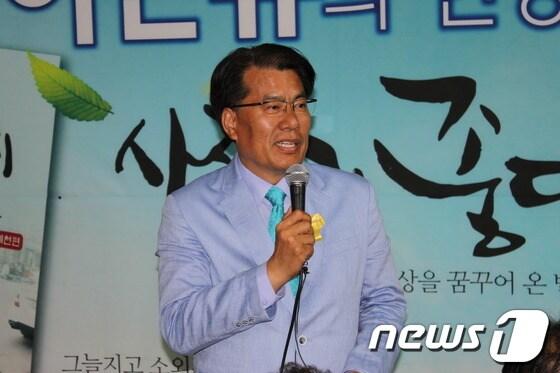 본문 이미지 - 새정치연합의 이근규 제천시장 후보가 당선이 확실시 되자 선거캠프에서 지지자들에게  감사의 인사를 하고 있다.© News1  