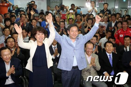 본문 이미지 - 유정복 새누리당 인천시장 후보가 5일 새벽 인천 부평구 선거사무소에서 TV를 통해 개표상황을 지켜보다 당선이 유력해지자 상황실을 찾아 부인 최은영씨와 지지자들의 환호에 답하고 있다. 2014.6.5/뉴스1 © News1   한재호 기자