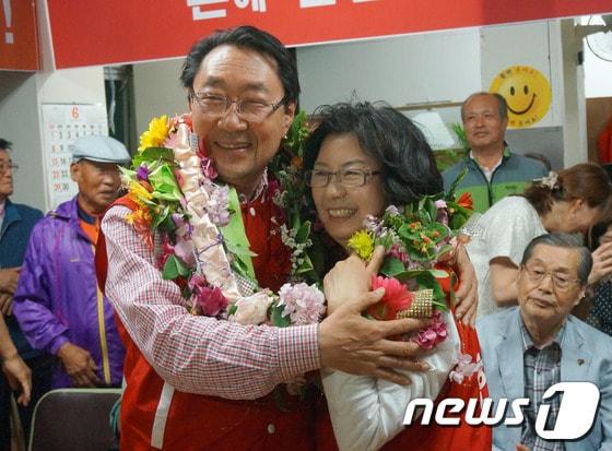 본문 이미지 - 6·4지방선거 강원 횡성군수에 당선된 새누리당 한규로 당선자가 5일 새벽 당선 발표를 듣고 부인과 기쁨의 포옹을 하고 있다.2014.6.5/뉴스1 © News1 권혜민 기자