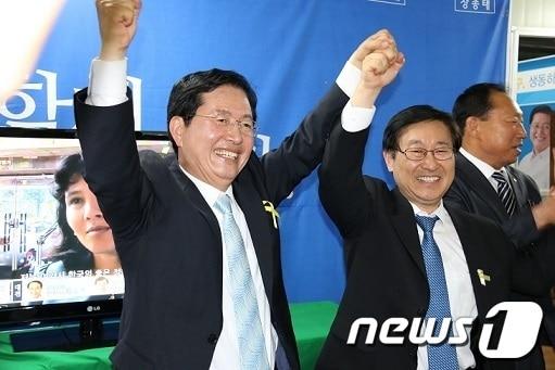 본문 이미지 - 장종태 새정치민주연합 대전 서구청장 당선자가 5일 자신의 선거사무소에서 당선이 확정되자 기뻐하고 있다.© News1  