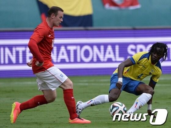 본문 이미지 - 5일(한국시간) 벌어진 잉글랜드와 에콰도르의 평가전에서 웨인 루니(잉글랜드)가 상대 수비수 후안 카를로스 파레데스와 공 경합을 벌이고 있다. © AFP=News1