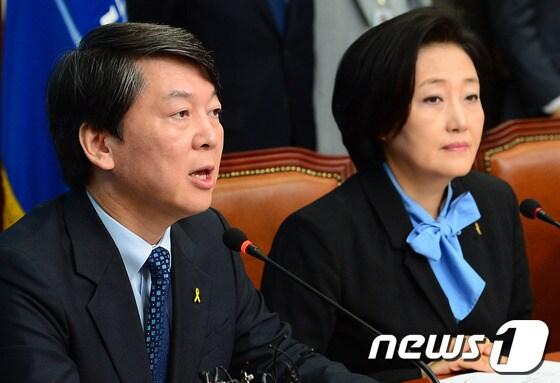 본문 이미지 - 안철수 새정치민주연합 공동대표. 오른쪽은 박영선 원내대표. 2014.6.5/뉴스1 © News1 박세연 기자