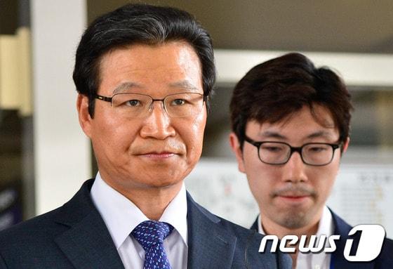 본문 이미지 - 김용판 전 서울지방경찰청장이 5일 오전 서초동 서울고등법원에서 열린 국가정보원 대선개입사건 수사를 은폐·축소 관련 항소심 공판에서 무죄를 선고받은 뒤 나오고 있다. 2014.6.5/뉴스1 © News1   송은석 기자