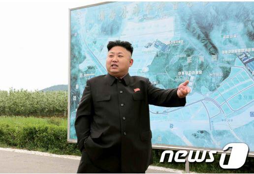 본문 이미지 - 북한 김정은 국방위원회 제1위원장이 평양의 대동강과수종합농장과 대동강과일종합가공공장을 현지지도했다고 노동신문이 5일 보도했다. (노동신문) 2014.6.5/뉴스1 © News1 