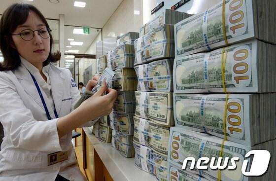 본문 이미지 - 5일 오후 서울 을지로 외환은행 본점에서 한 직원이 달러를 정리하고 있다. 2014.6.5/뉴스1 ⓒ News1