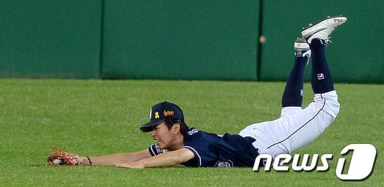 본문 이미지 - 6월 둘째주 ADT캡스플레이로 두산 베어스 정수빈의 더블플레이가  선정됐다.  © News1 이동원 기자