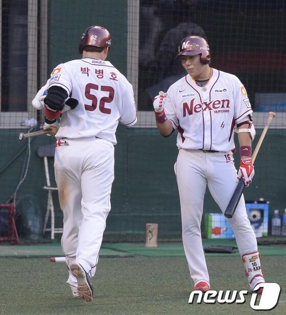 본문 이미지 - 내년 메이저리그 피츠버그에서 강정호와 박병호가 함께 뛰는 모습을 볼 수 있을지 관심을 끈다. 사진은 2014년 박병호와 강정호가 넥센 시절 모습. / 뉴스1