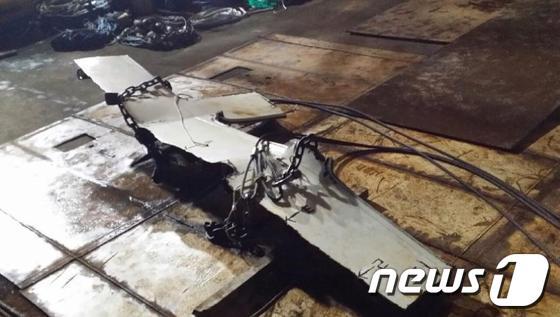 본문 이미지 - 세월호 참사 53일째인 7일, 민·관·군 합동구조팀은 지난달 29일부터 시작한 4층 선미 선체 절단작업을 완료했다. 잘려나간 외판&#40;가로 4.8m, 세로 1.5m&#41;은 크레인을 이용해 바지선으로 수거해 보관중이다. © News1   김사라 기자