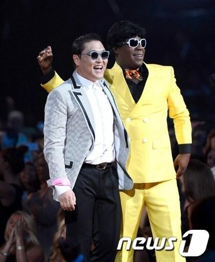 본문 이미지 - 지난해 빌보드뮤직어워드에서 싸이와 한 무대에 오른 미국 유명 코미디언 트레이시 모건이 7일&#40;현지시간&#41; 교통사고를 당해 중태에 빠졌다. © AFP=News1 