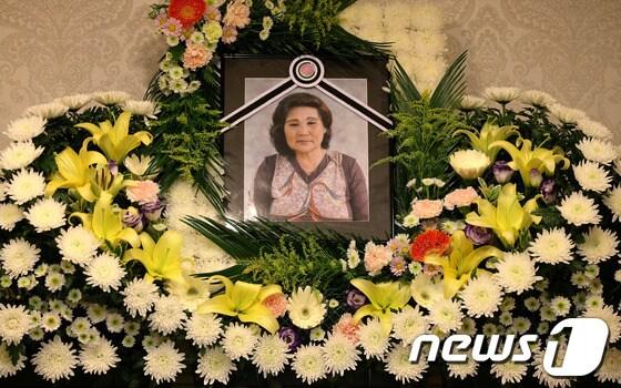 본문 이미지 - 일본군 위안부 피해자 배춘희 할머니가 노환으로 별세한 8일 오전 경기도 성남시 분당차병원 장례식장 빈소에 고인의 영정이 모셔져 있다.배 할머니의 별세로 정부에 등록된 위안부 피해자 237명 중 생존자는 54명으로 줄었다. 2014.6.8/뉴스1 © News1 박정호 기자